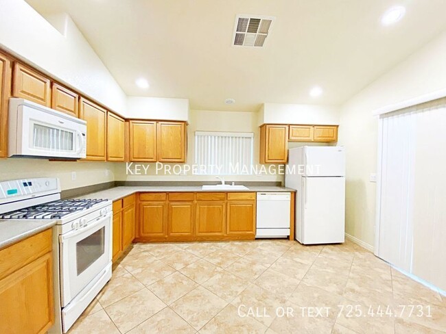 Building Photo - SINGLE STORY 2 BEDROOM TOWNHOME NEAR 215/N...