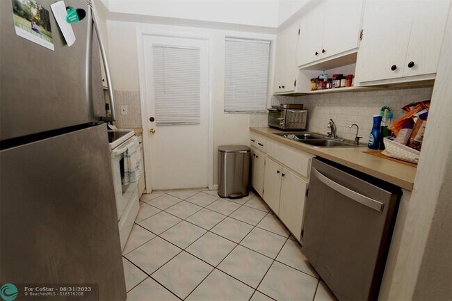 Building Photo - 2481 SW 82nd Ave
