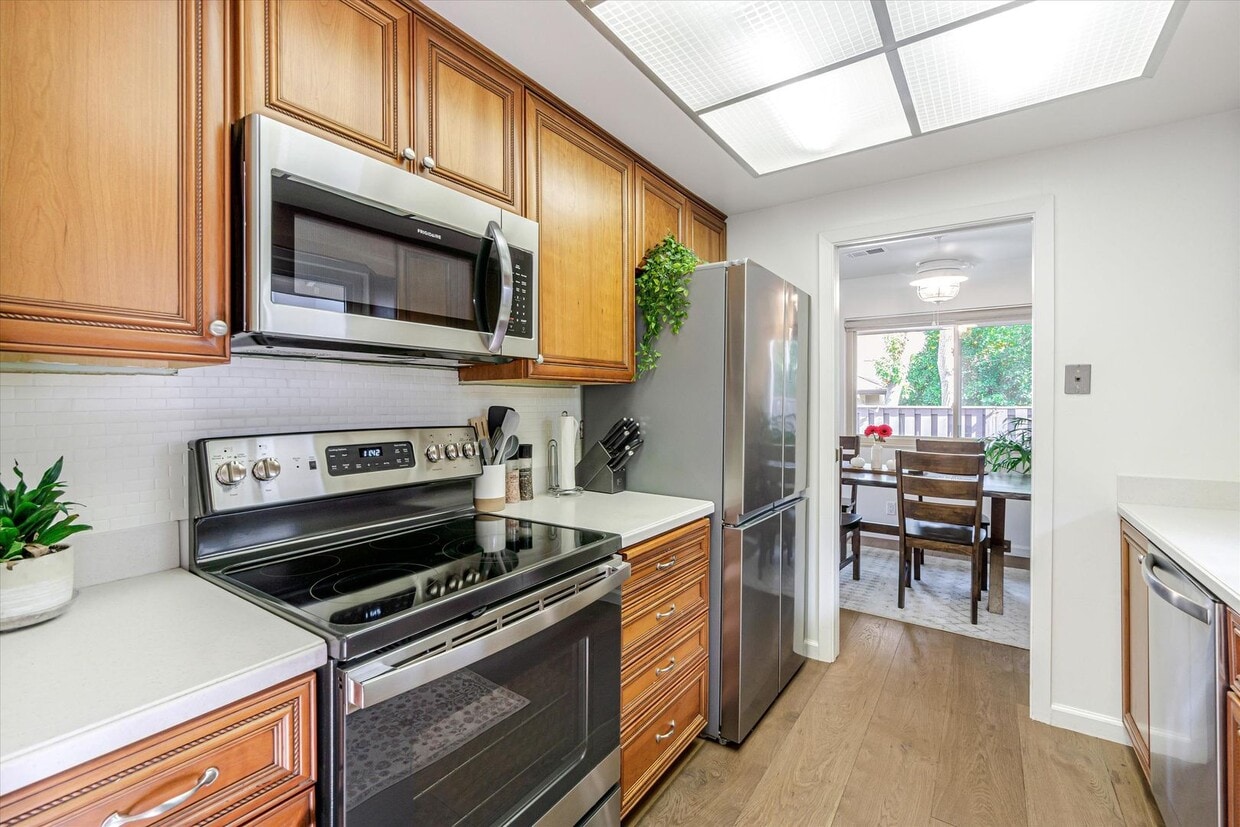 Primary Photo - Freshly Renovated, End Unit Town-House Ava...