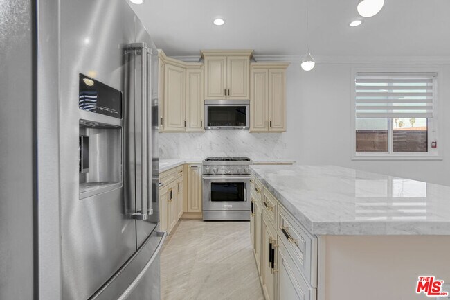 Foto del edificio - 2017 S Centinela Ave