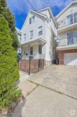 Building Photo - 907 Olive St