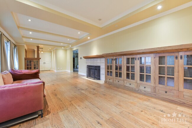 Building Photo - Spacious 5 Bedroom Coastal Home Walking Distance to Crescent Beach