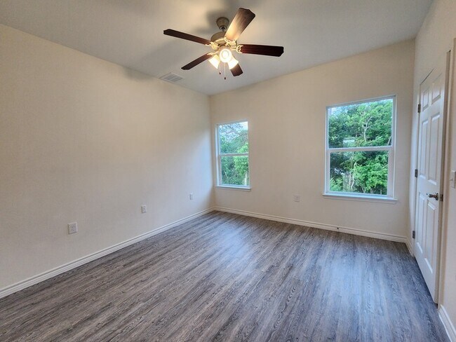 Foto del edificio - 4-Bed 2 Bath 2 Car Garage-Available July f...