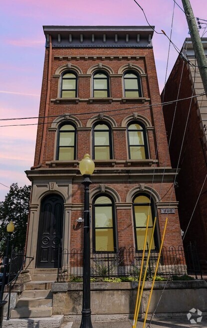 Building Photo - 440 Hopkins St