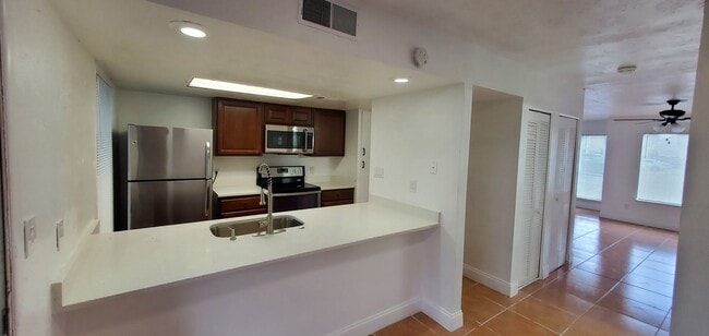 Building Photo - Spacious one bedroom near The Mall of Mill...