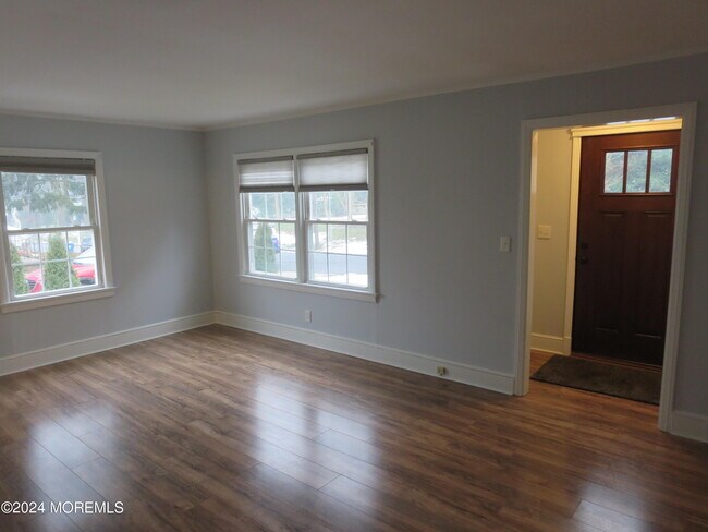 Building Photo - 8 Meadowbrook Ave