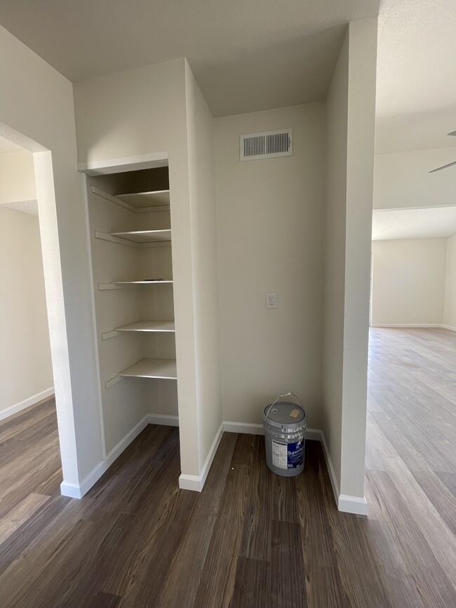 Foto del edificio - 4449 Finch Way