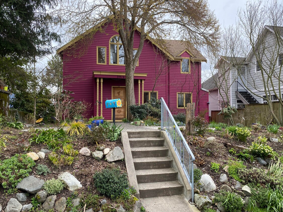 Studios at back of main house - 3916 Eastern Ave N