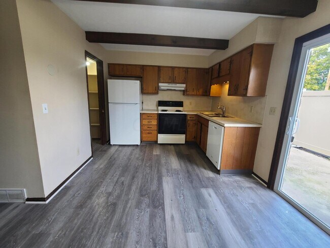 Building Photo - 5076 Godown Rd