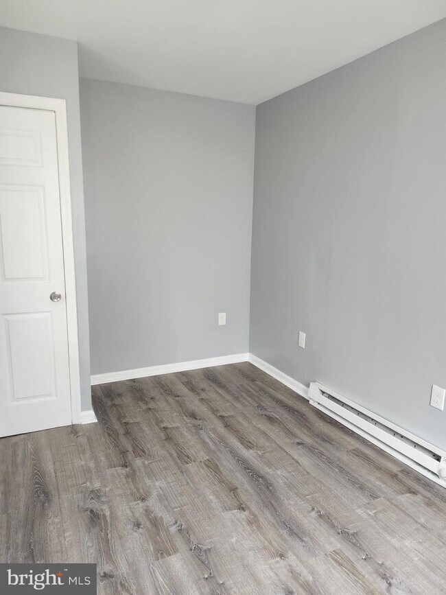 Building Photo - 555 Roberts St