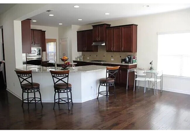 Foto del edificio - 6830 Rocking Horse Ln