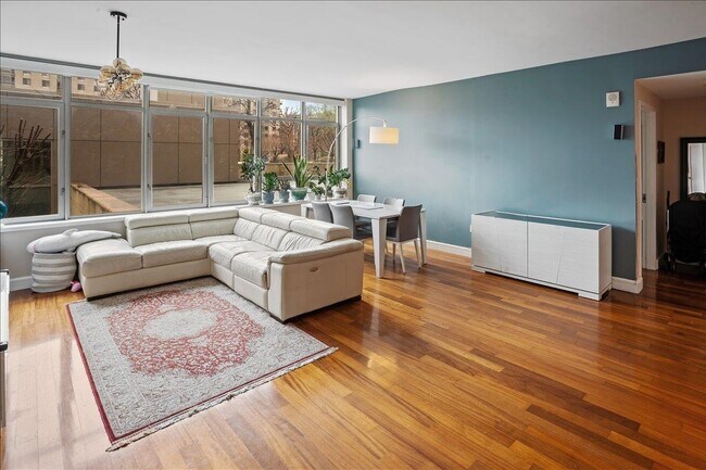Foto del edificio - 8100 River Rd