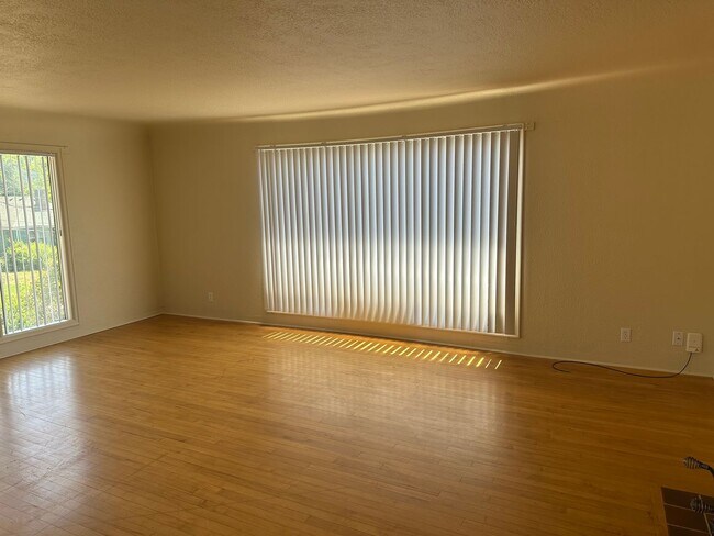 Foto del edificio - Large 4 bedroom 2 bath house in a great ne...