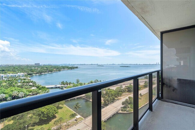 Foto del edificio - 600 NE 36th St