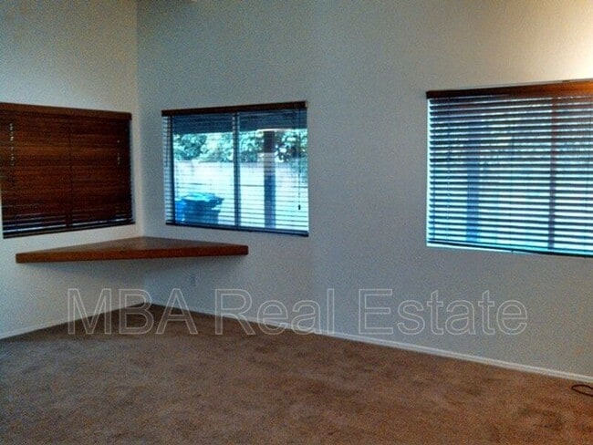 Foto del edificio - 2211 E Forge Ave