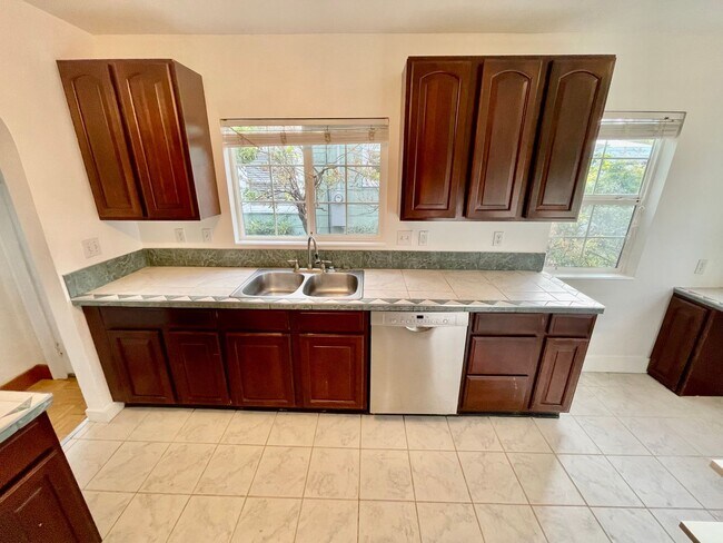 Foto del edificio - Upgraded 3bd/2bath Laurelhurst Home w/ Pri...