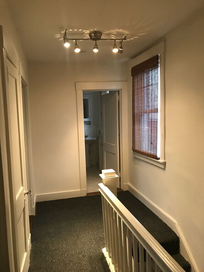 Foto del edificio - UPDATED SQUIRREL HILL HOUSE, AMAZING LOCATION AVAILABLE AUGUST 2025!