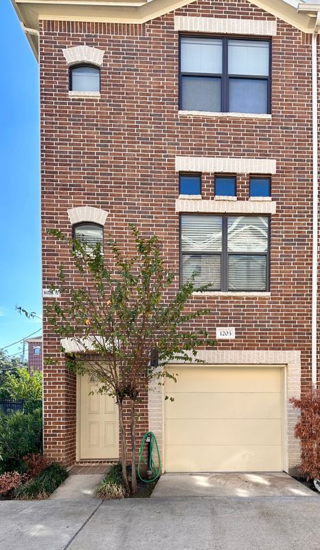 Foto del edificio - 2710 Hullsmith Dr