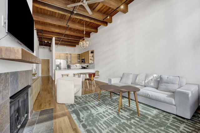 Photo - 525 W Superior St Apartment