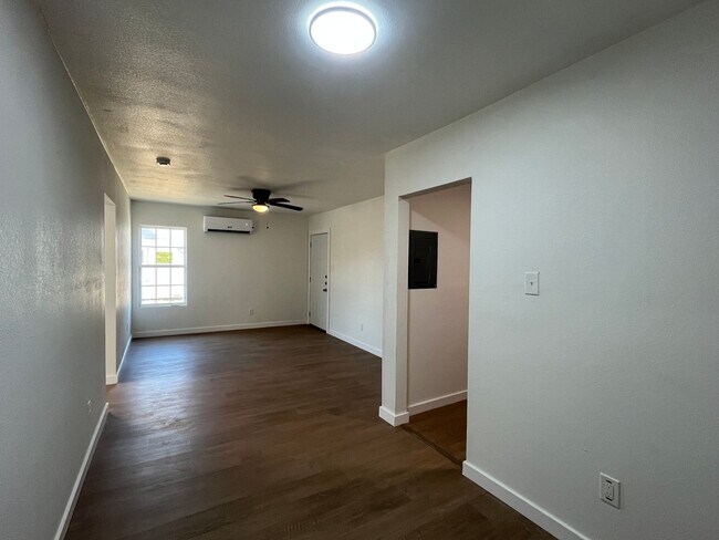 Foto del edificio - One Bedroom One Bath with Washer and Dryer Included