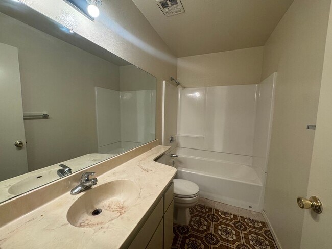 Building Photo - 533 Montecito Ave