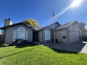Building Photo - 10136 SW Evergreen Ct