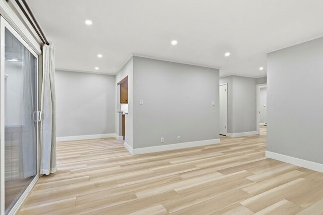 Building Photo - Move-In Ready 2 Bedroom/1 Bathroom Condo in The Heart of Mountain View!