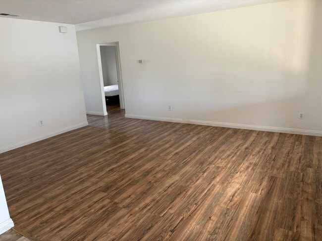 Building Photo - 746 Bronte Ave