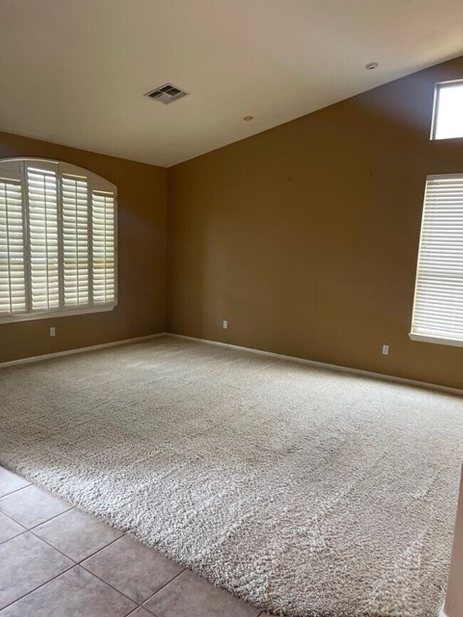 Building Photo - 3 Bedroom and 2 Bath with pool in Gilbert!