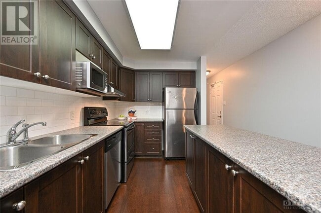 Open concept kitchen - 243 Deercroft Av
