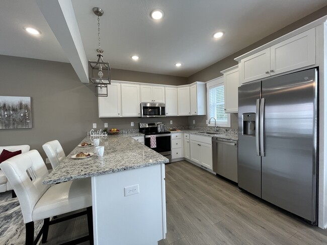 Kitchen with breakfast bar - 1730 Chief Okemos Cir