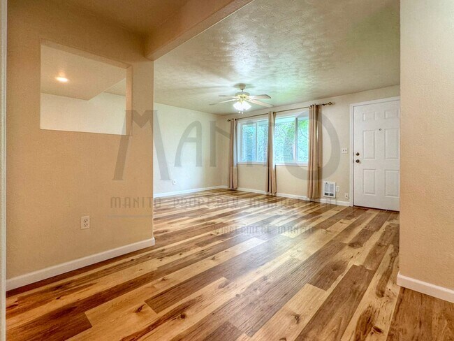 Building Photo - Stunning Valley Duplex