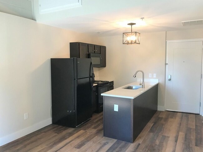 Building Photo - Furnished Inclusive  Waiting for YOU