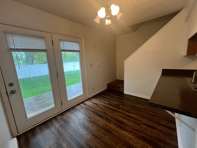 Building Photo - 402 Forest Ln