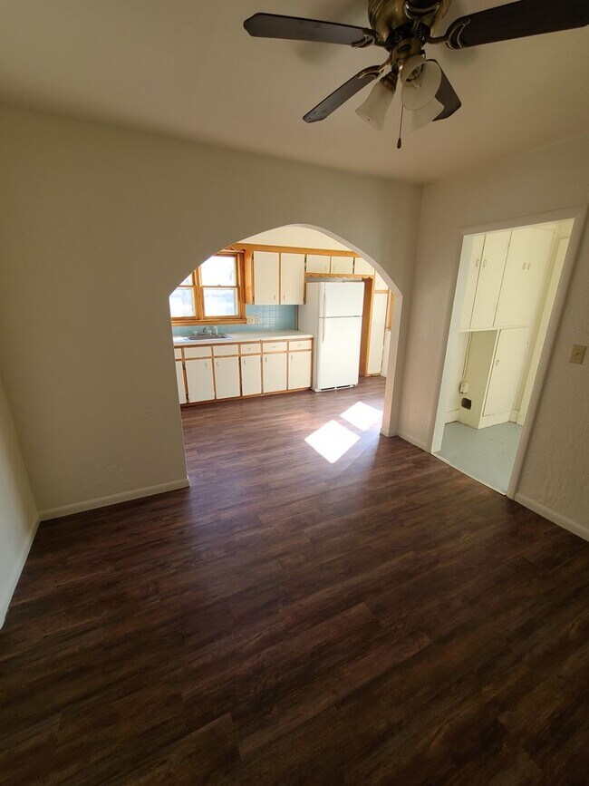 Building Photo - 2 Bedroom Single Family home with Large Fe...