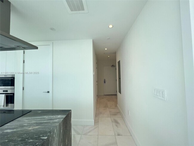 Foto del edificio - 700 NE 26th Terrace