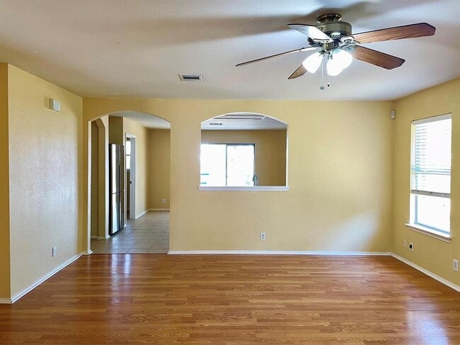 Foto del edificio - 1601 Lloydminister Way