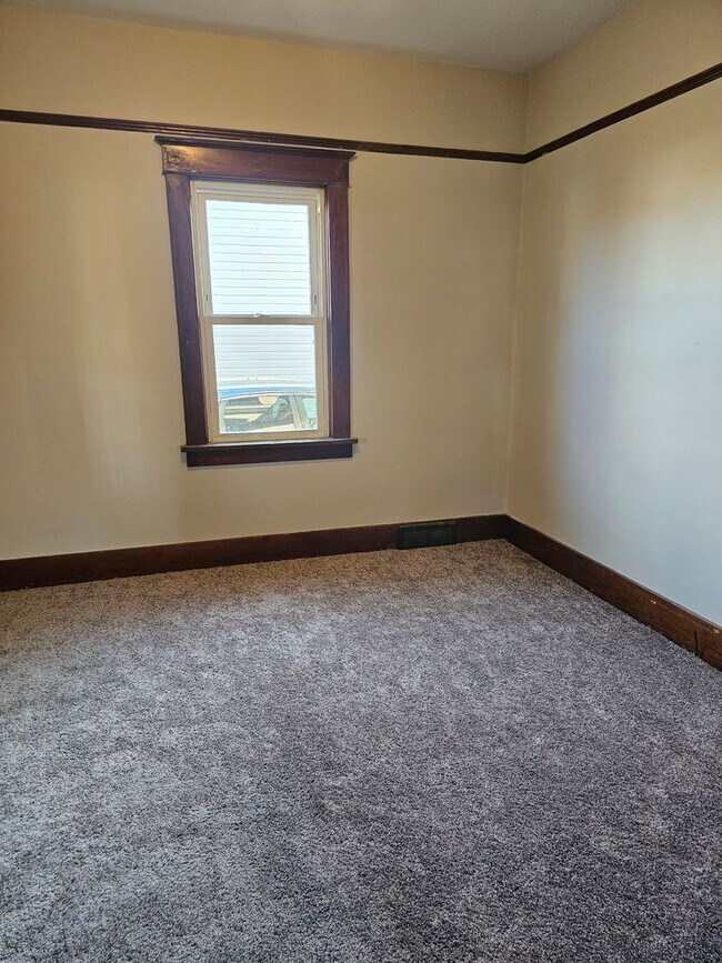 Building Photo - 160 15th Ave S