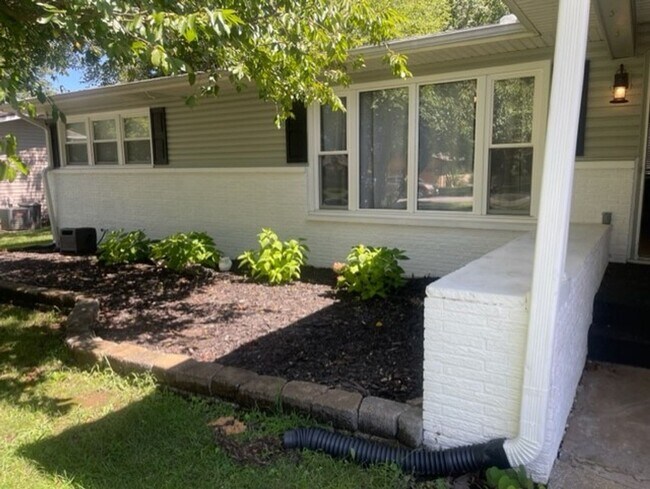 Foto del edificio - Upgraded 3 bed 2 bath large backyard