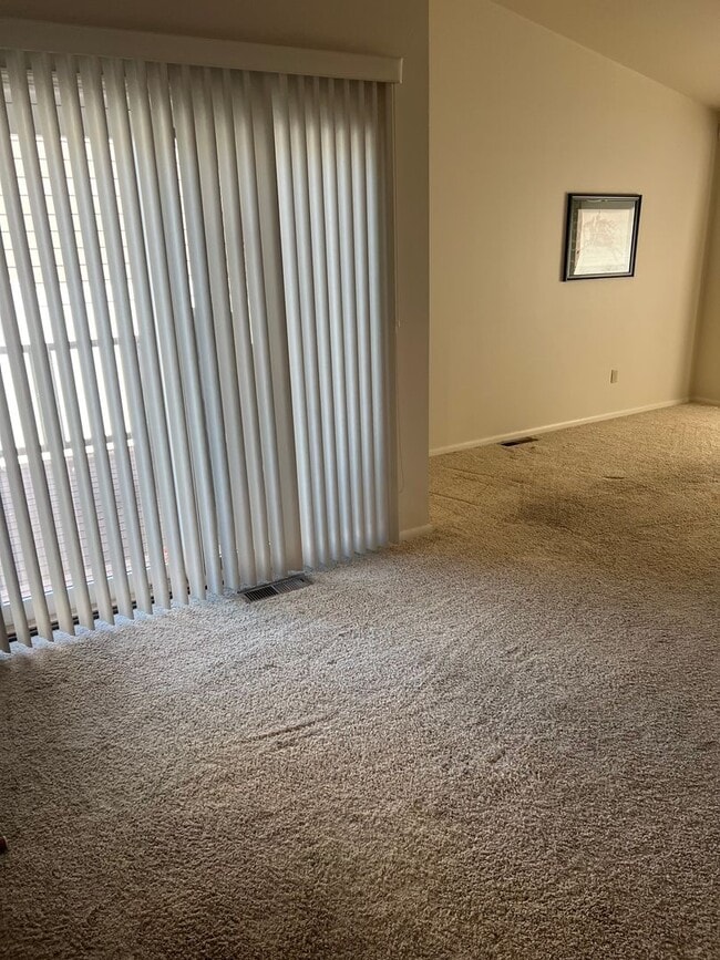 Building Photo - Adorable Westend Town Home