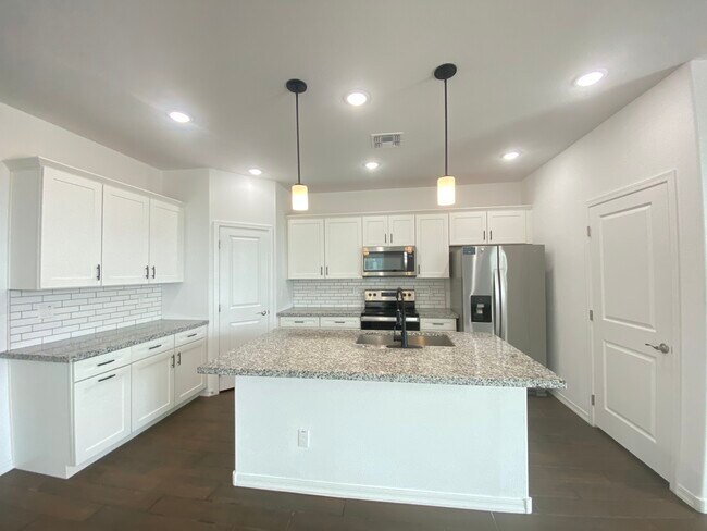Foto del edificio - 15139 W Desert Bloom St