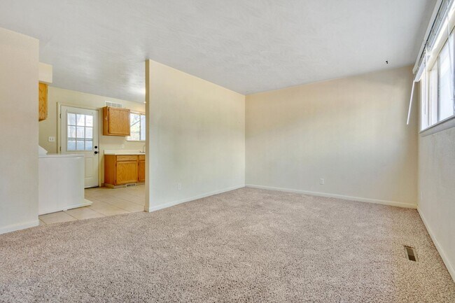 Building Photo - 2108 Applewood