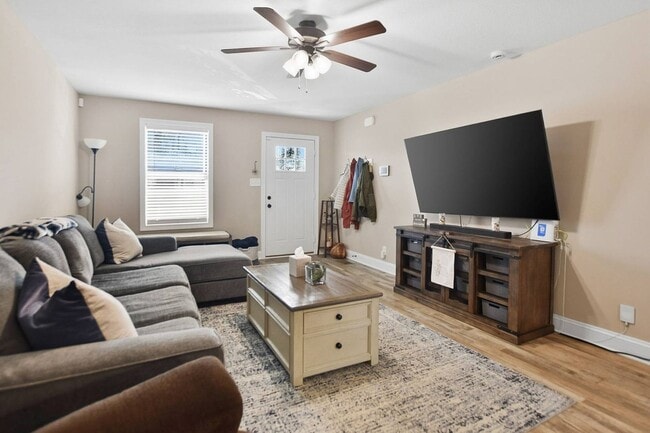 Building Photo - Pet Friendly Three Bedroom!