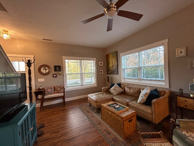 Foto del edificio - 2 Mill Creek Loop