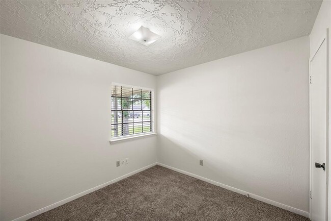 Building Photo - 6911 Prairie Village Dr