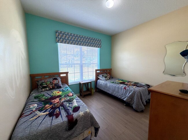 Building Photo - 8127 Fan Palm Way