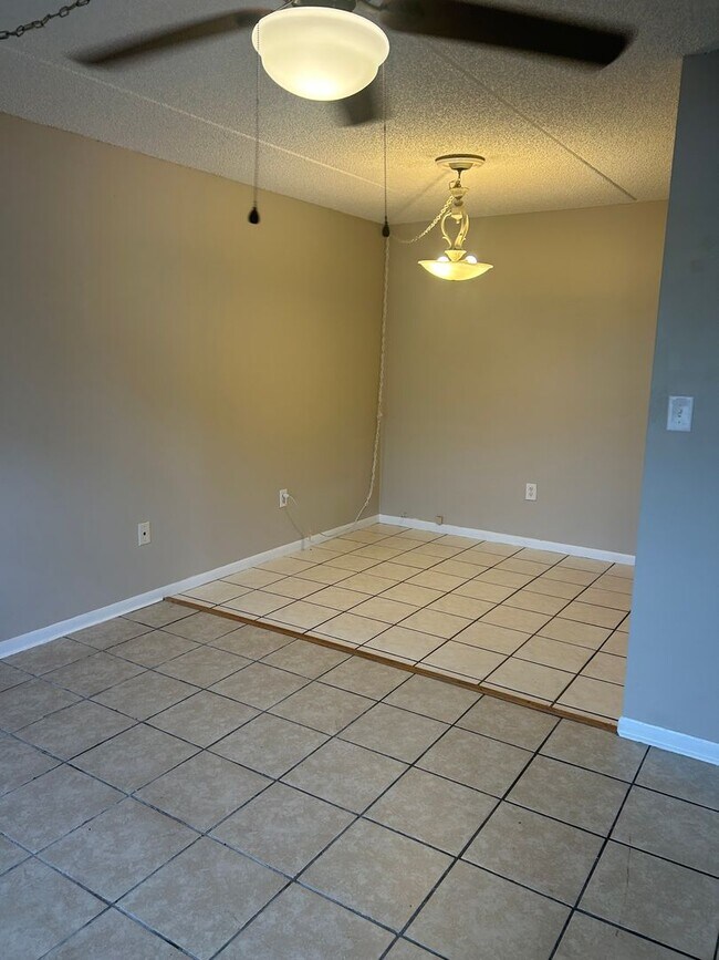Building Photo - Gated Community First Floor 1/1.5 Apartmen...
