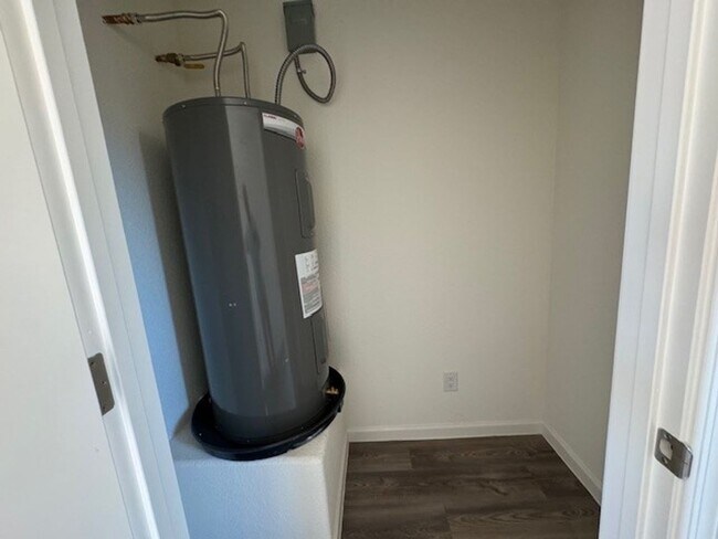 Building Photo - 3BR, 2BA Brand New Home with Garage in Gat...