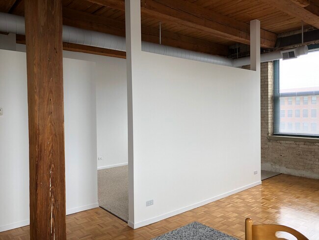 Building Photo - 4745 N Ravenswood Ave