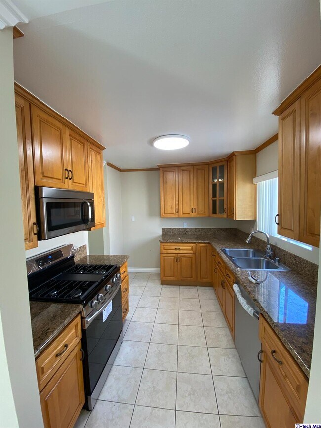 Foto del edificio - 1366 E Garfield Ave